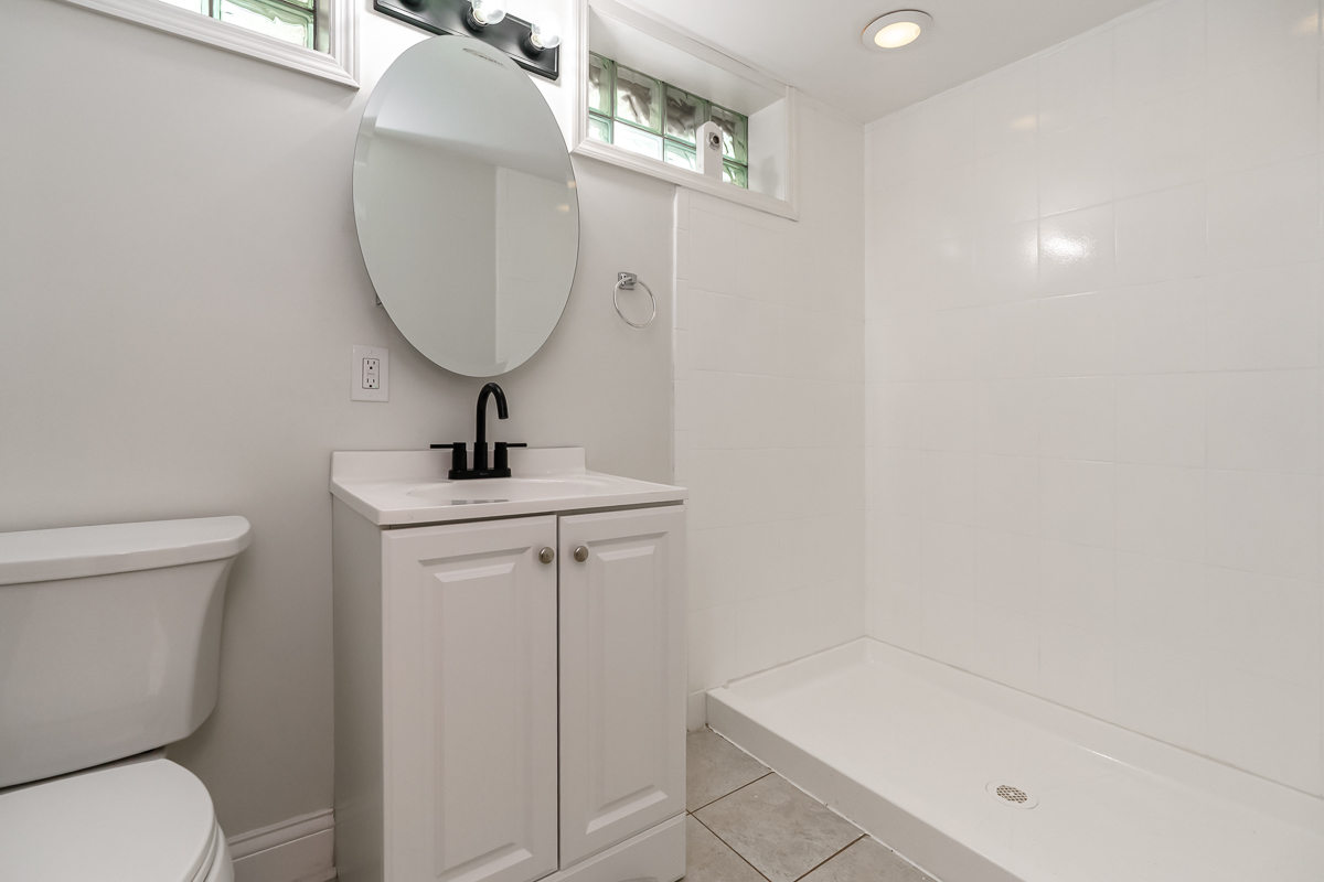 1786 Gerrard Ave-13