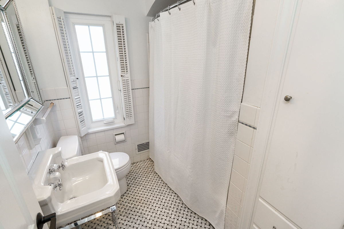 2737 Sherwood Ave-53