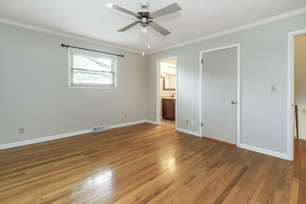 4818 Larwell Dr -27