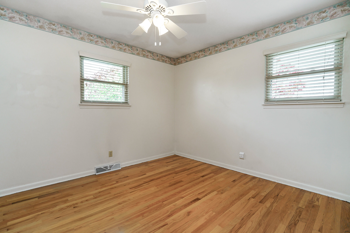 4818 Larwell Dr -36