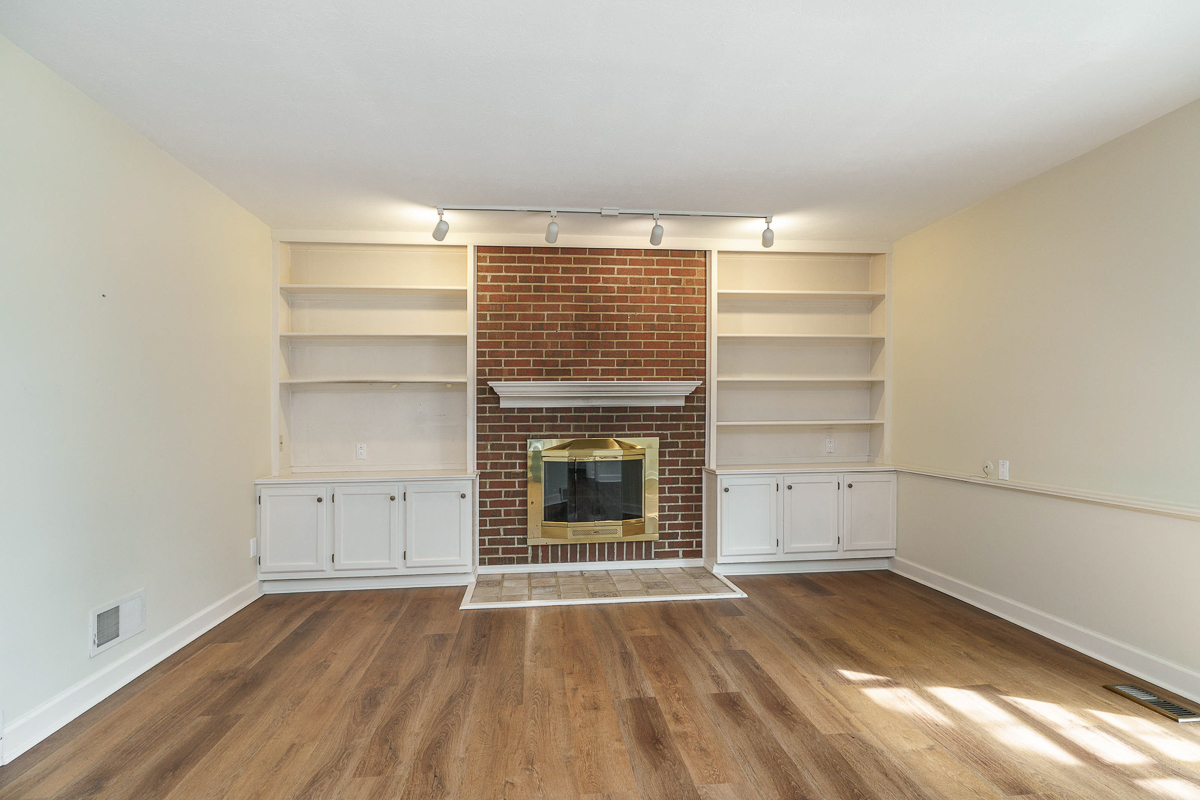 4818 Larwell Dr -40