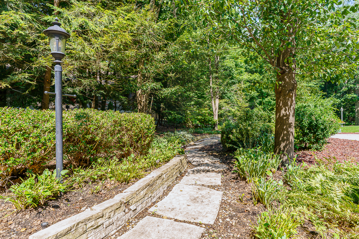 630 Woods Hollow Ln-28