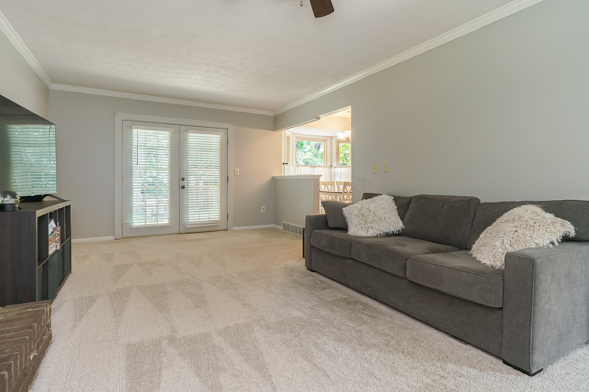 7439 Saunderlane Rd-16