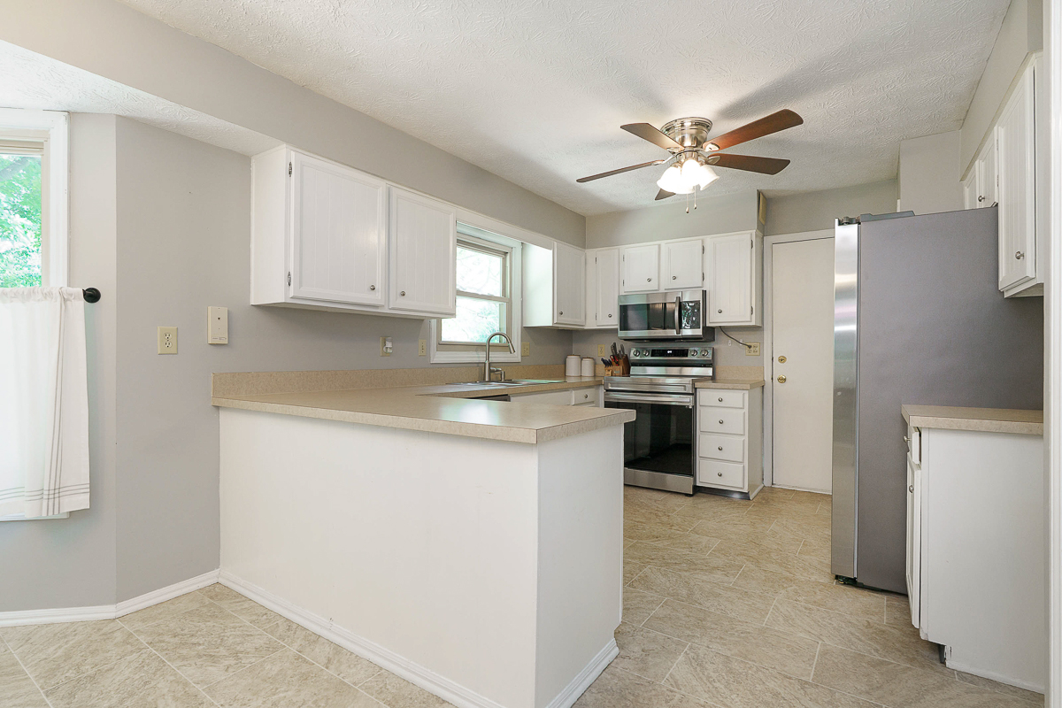 7439 Saunderlane Rd-23