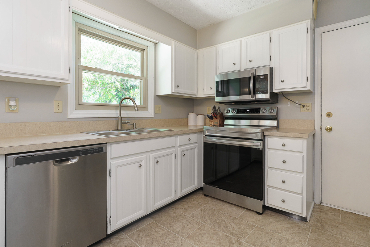 7439 Saunderlane Rd-24