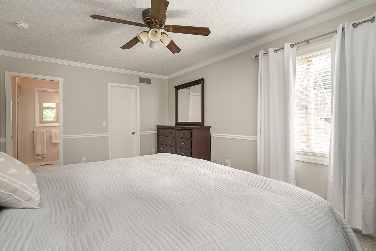 7439 Saunderlane Rd-35